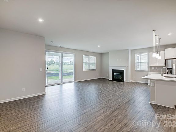 4th image of 2814 Westmont Dr