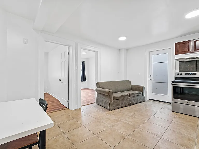 240 Blackburn Ave — Photo 62