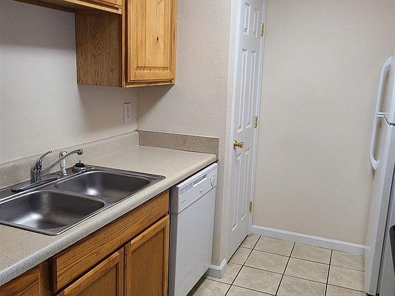 3rd image of 1608 Green Briar Pkwy APT 4