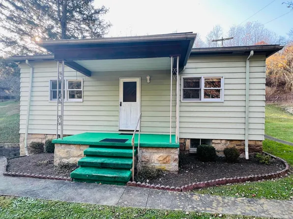 62 Newcastle Ln, Farmington, WV 26571