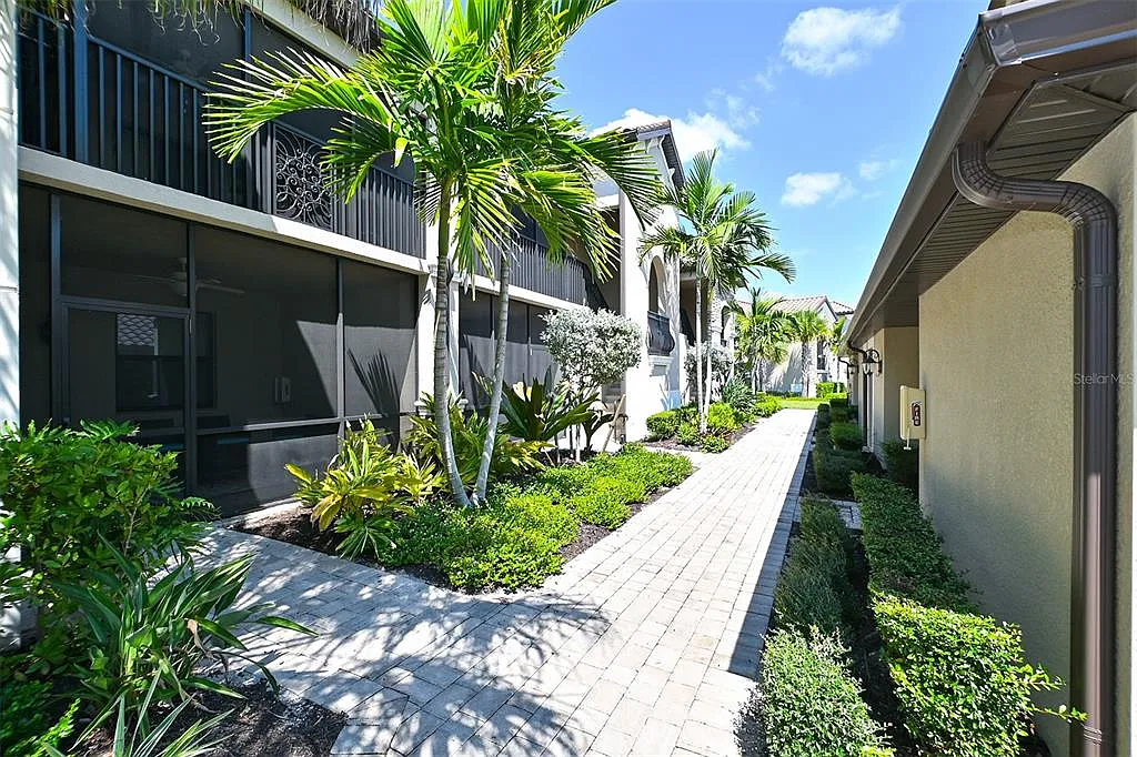 2 bed, 2.0 bath, 1336 sqft, $5,500 — Photo 3
