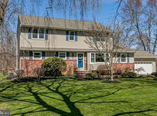 8 Apache Dr, Pennington, NJ 08534