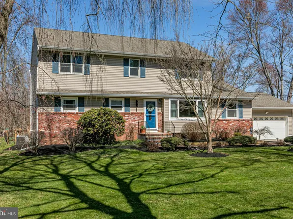 8 Apache Dr, Pennington, NJ 08534