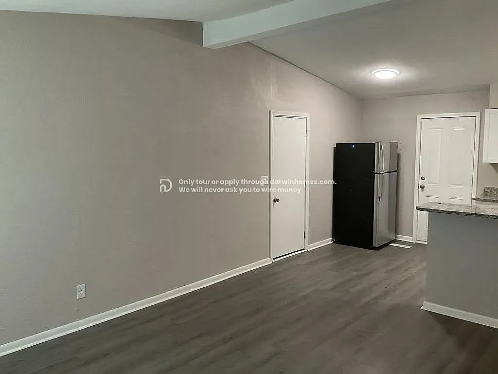 3 bed, 1.0 bath, 925 sqft, $1,047 — Photo 2