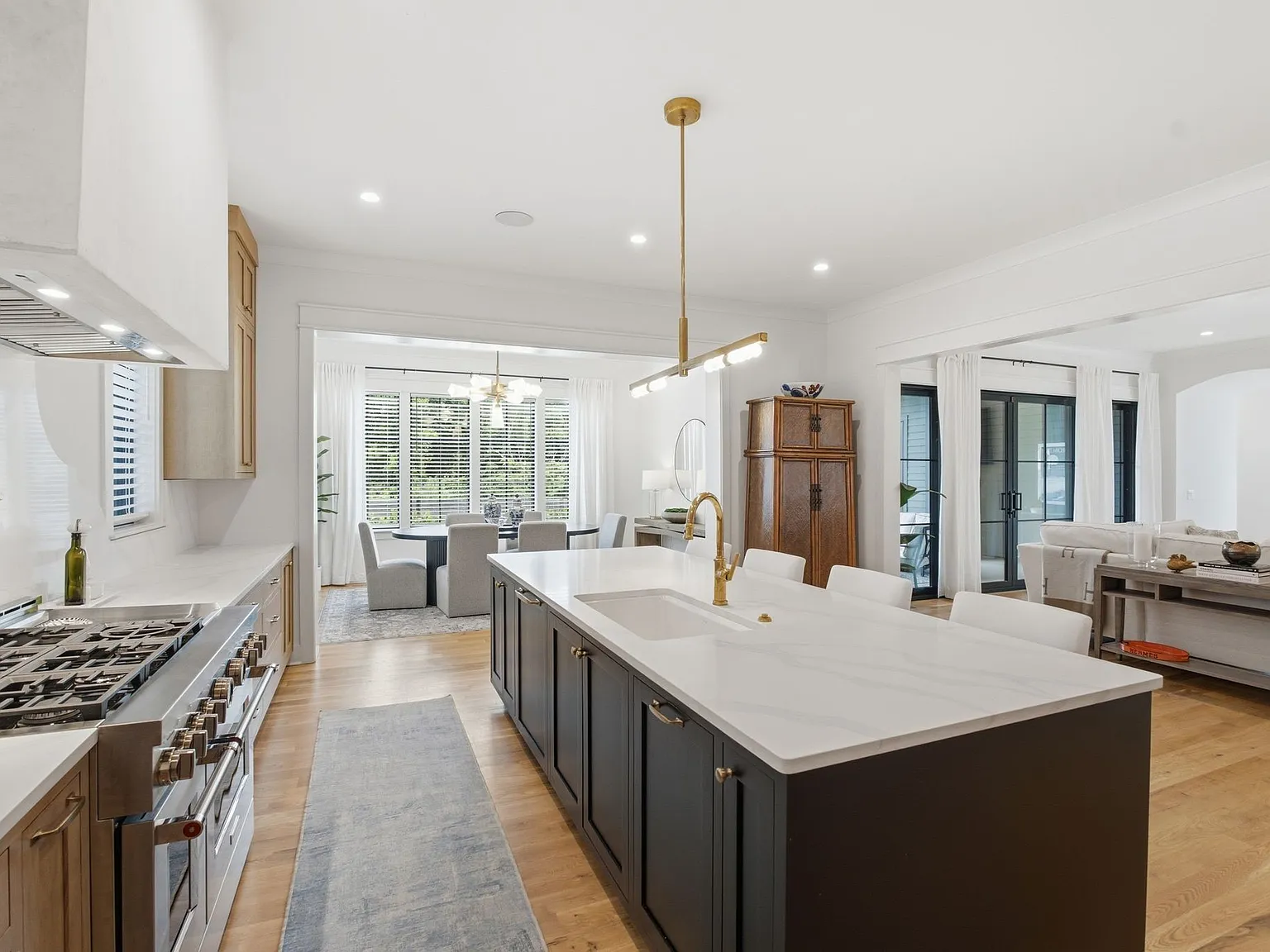 4 bed, 4.5 bath, 5094 sqft, $12,500 — Photo 4