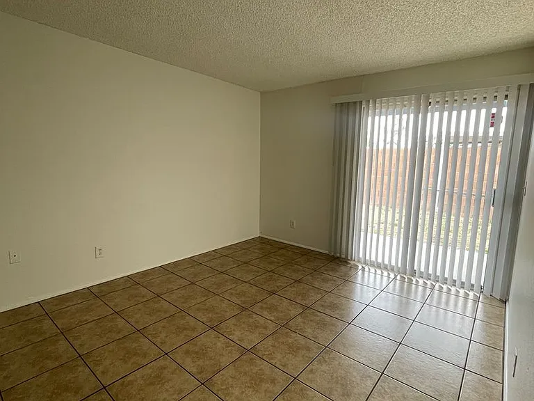 2 Bedroom And 1 Bath Triplex! **Move In Special** — Photo 10