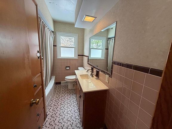 5th image of 925 Burke Ave NE
