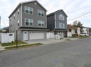 13 Deal Rd, Island Park, NY 11558