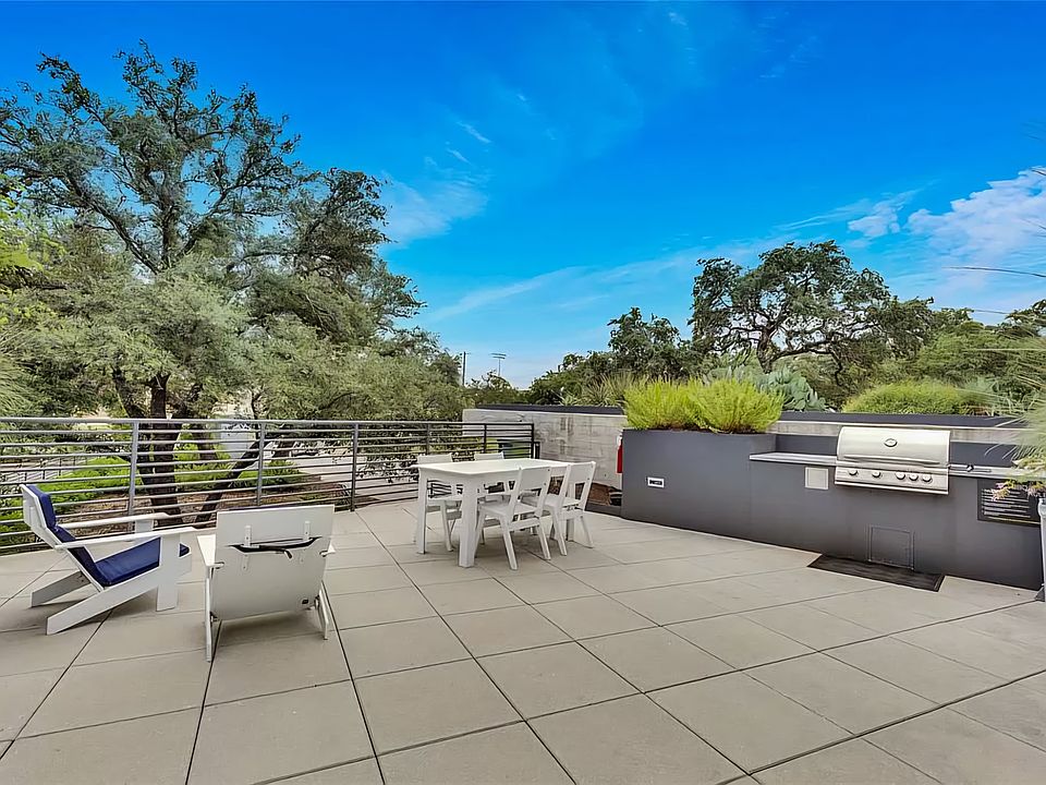 Lovely community BBQ patio.