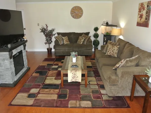 31 Church Grn APT 110, Taunton, MA 02780