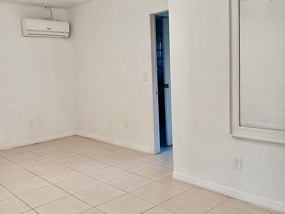 3rd image of 915 James Ave