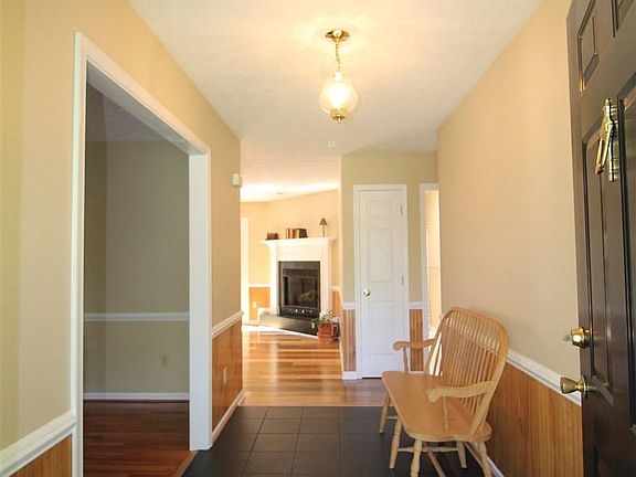 4th image of 572 Jefferson Dr