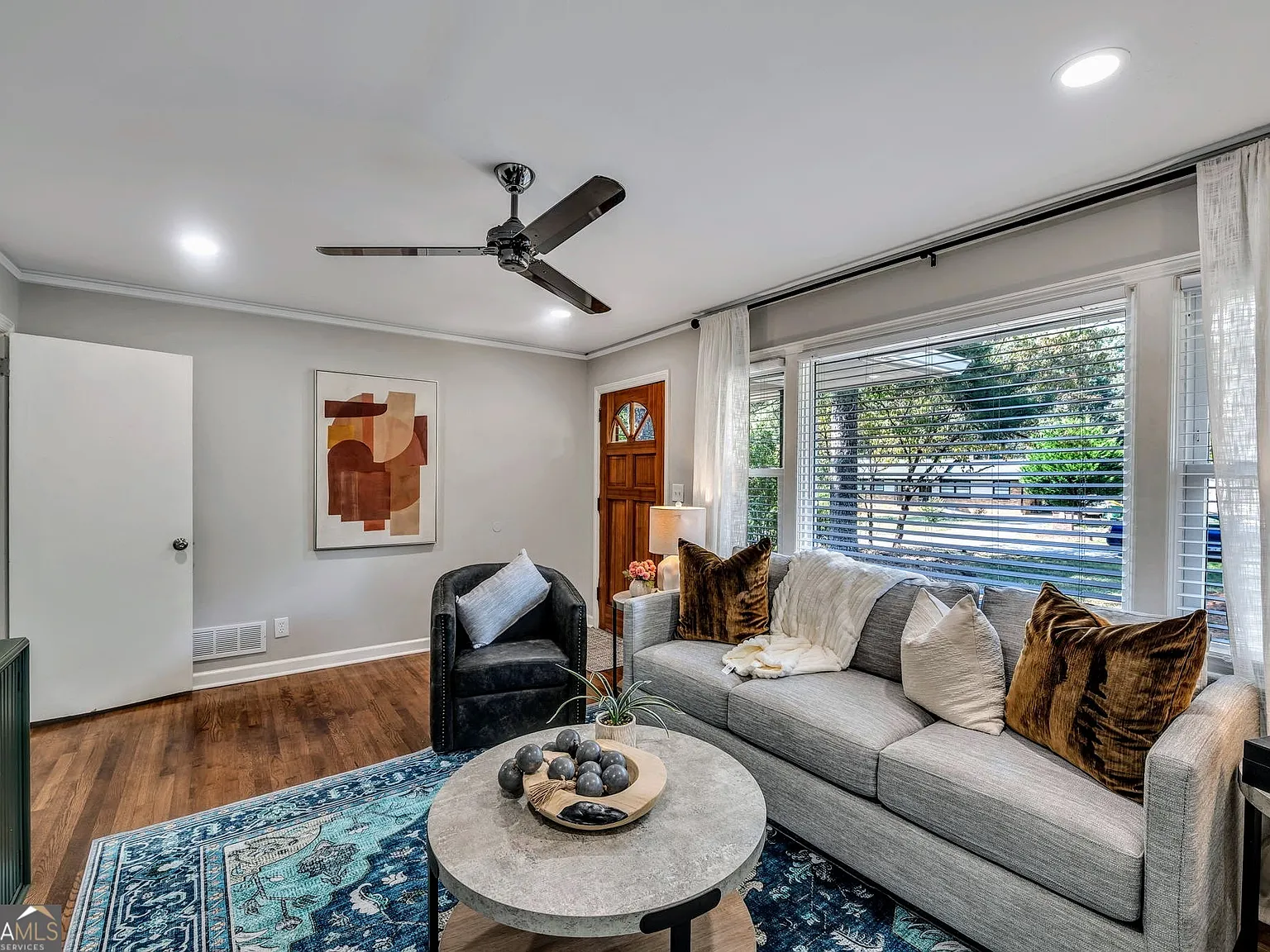 3 bed, 1.0 bath, 1053 sqft, $3,600 — Photo 4