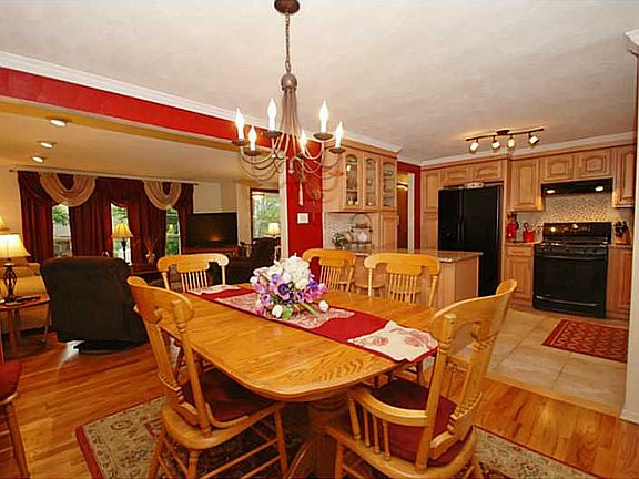 3rd image of 7096 Dumbarton Pl