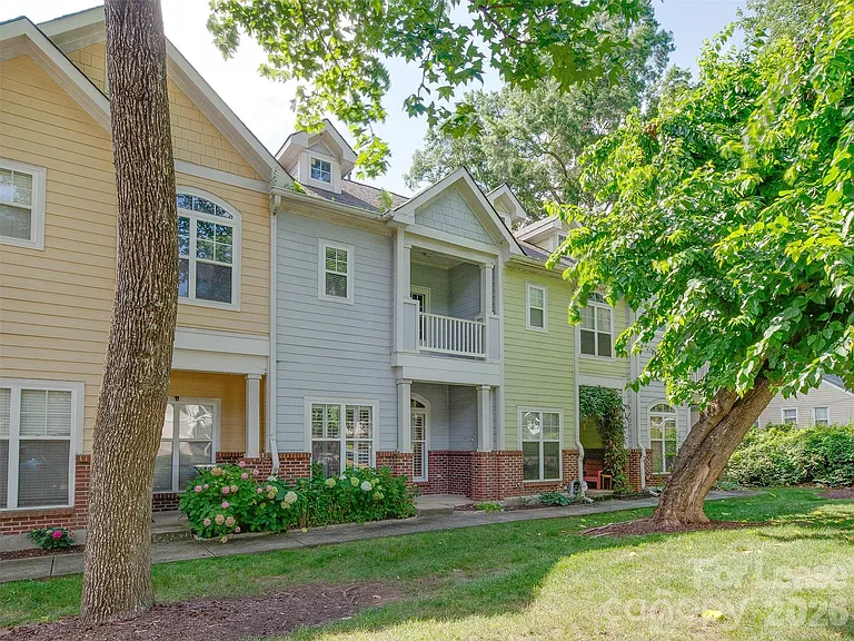 1571 Pecan Ave — Photo 1