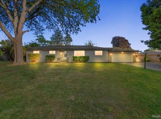 3050 Silverstone Ln, Waterford, MI 48329