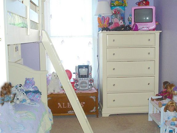 2nd bedroom perfect for guest room or home office