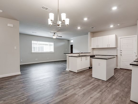 5th image of 621 Blackland Dr