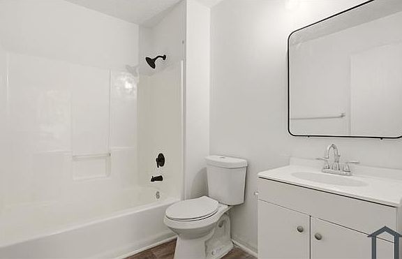 5th image of 621 E 115th St