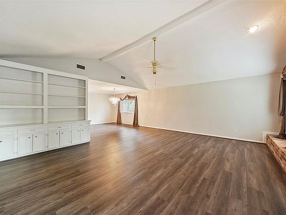 5th image of 2211 Woodland Springs St