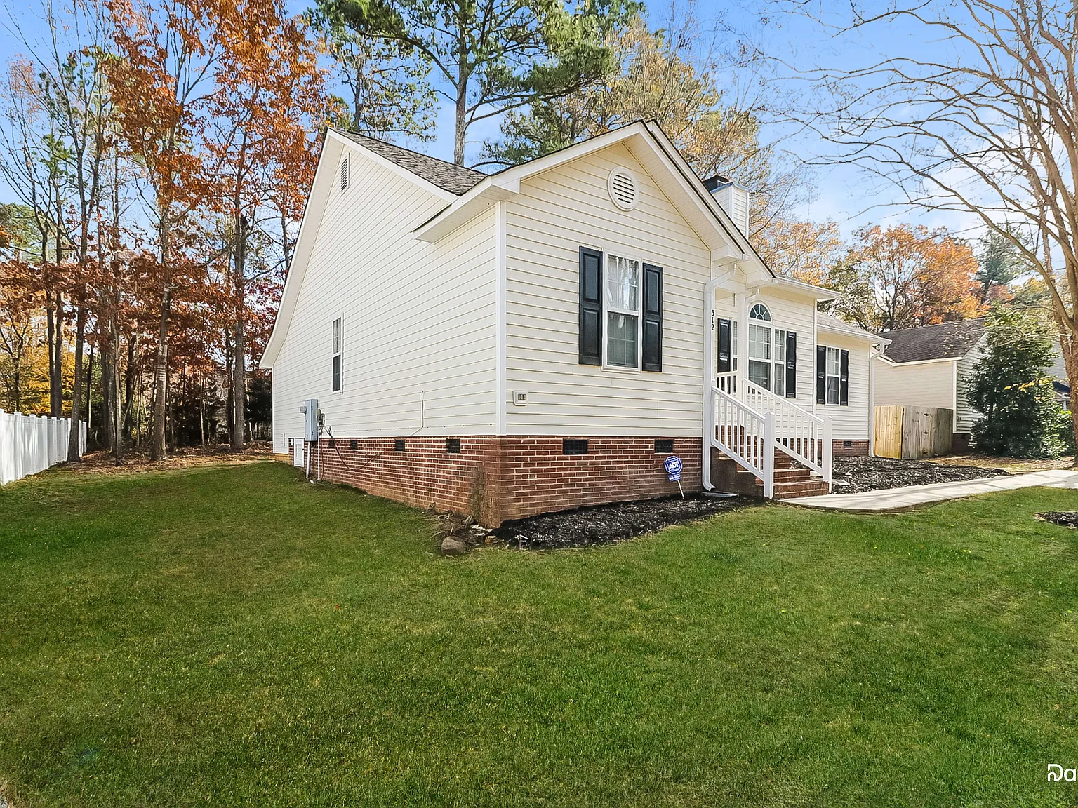 3 bed, 2.0 bath, 1341 sqft, $1,730 — Photo 3