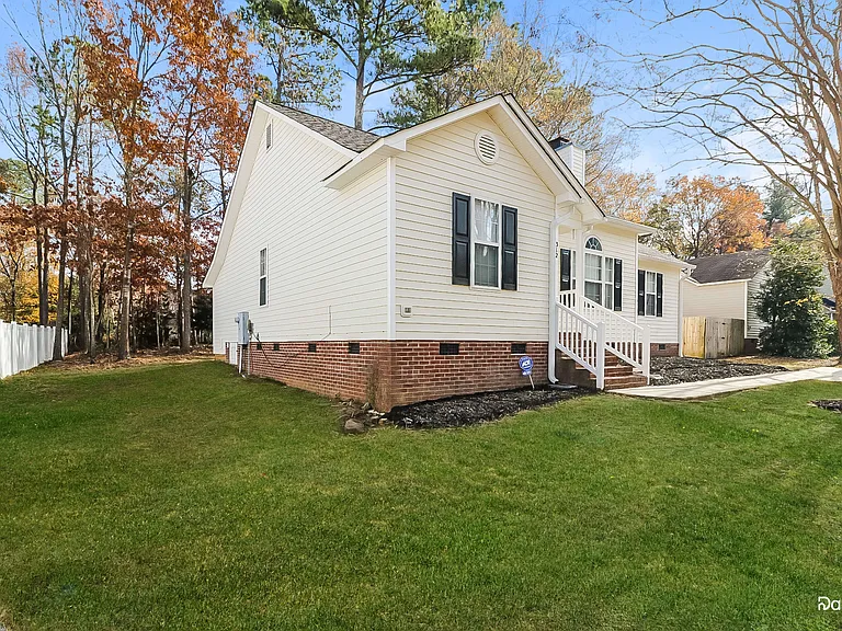 312 Hocutt Dr — Photo 3
