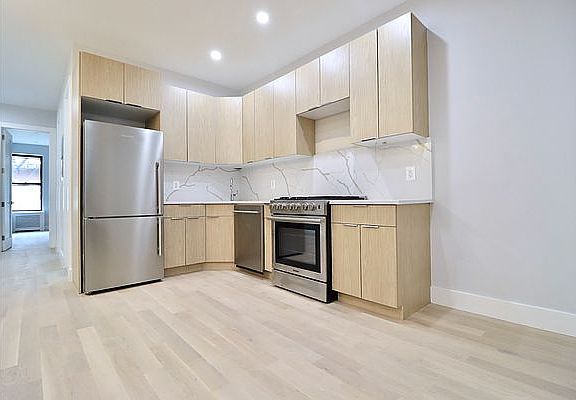 3rd image of 406 Stanhope St Floor 1