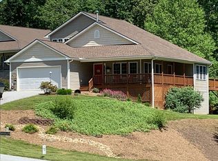 16 Edge Water Ln, Mills River, NC 28759