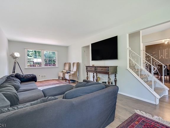 2nd image of 318 Ascot Ln