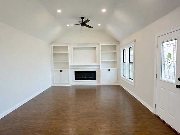5th image of 611 S Avenue H