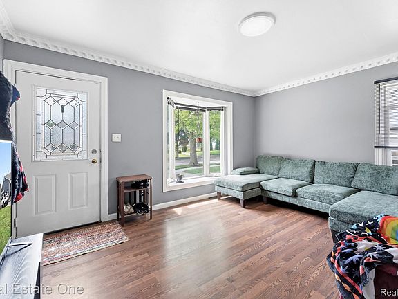 3rd image of 1840 Morris Ave