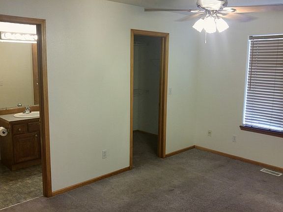 5th image of 1040 SW Silverberry St