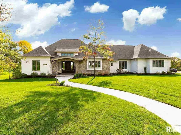 4877 Woodland Dr, Bettendorf, IA 52722