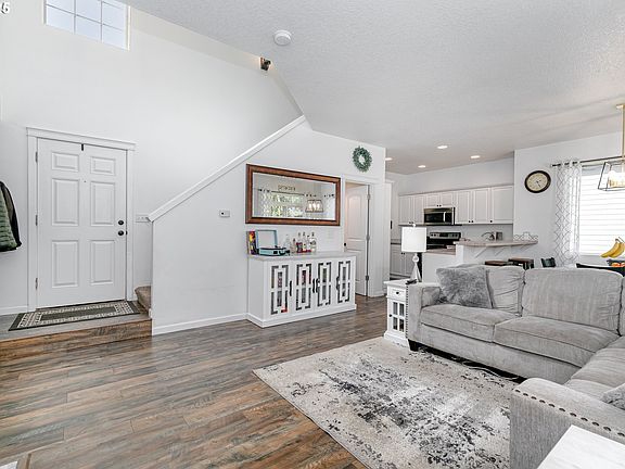 5th image of 530 NE Caden Ct