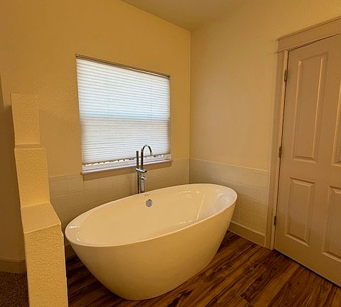 Large oversized tub