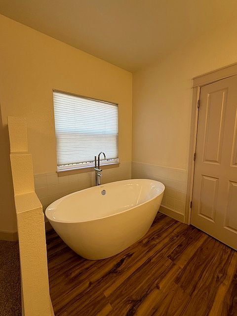 Large oversized tub