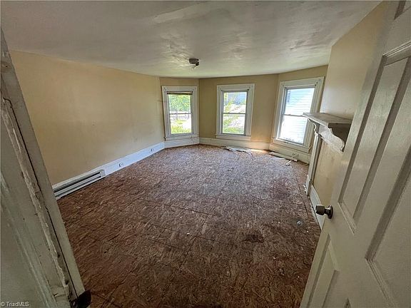 5th image of 814 Dillard St