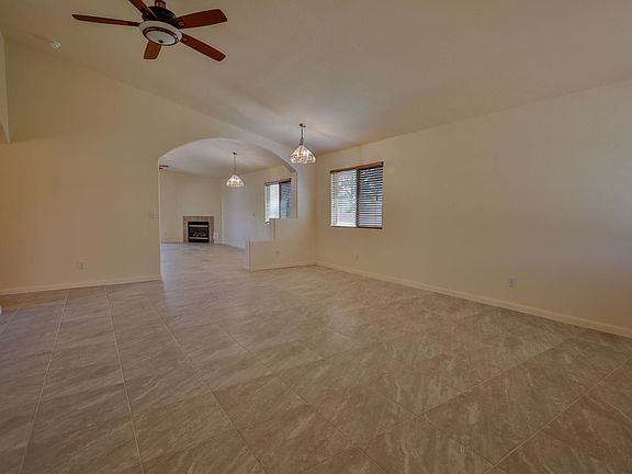 4th image of 487 S Sugarloaf Mountain Pl
