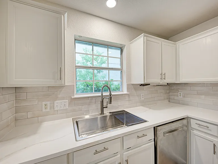 7421 Lady Suzannes Ct — Photo 13