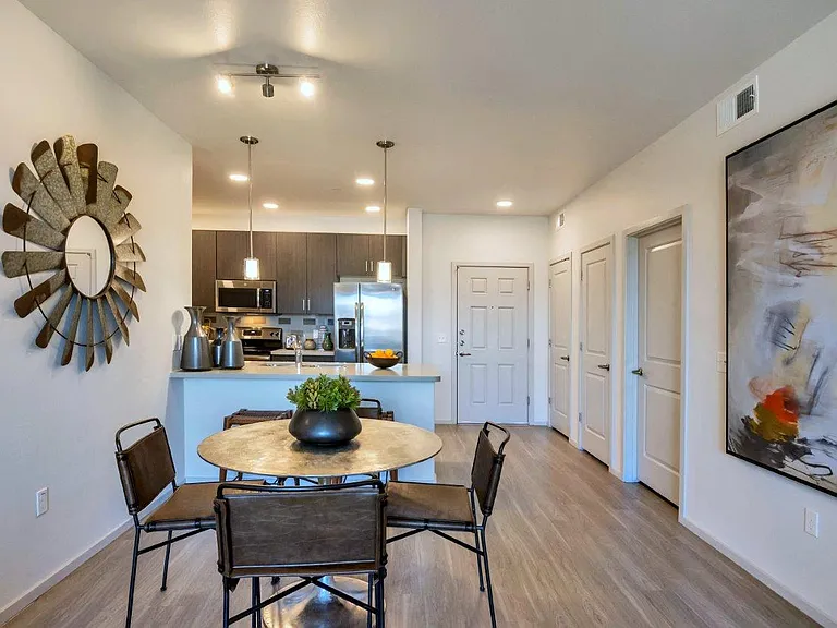 Noria Robson Luxury Apartments — Photo 26