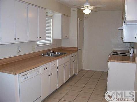 3rd image of 812 Bullock Dr