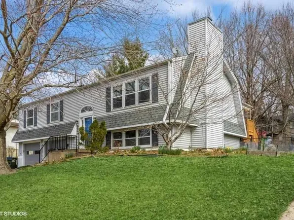 1902 Graslon Dr, Iowa City, IA 52246