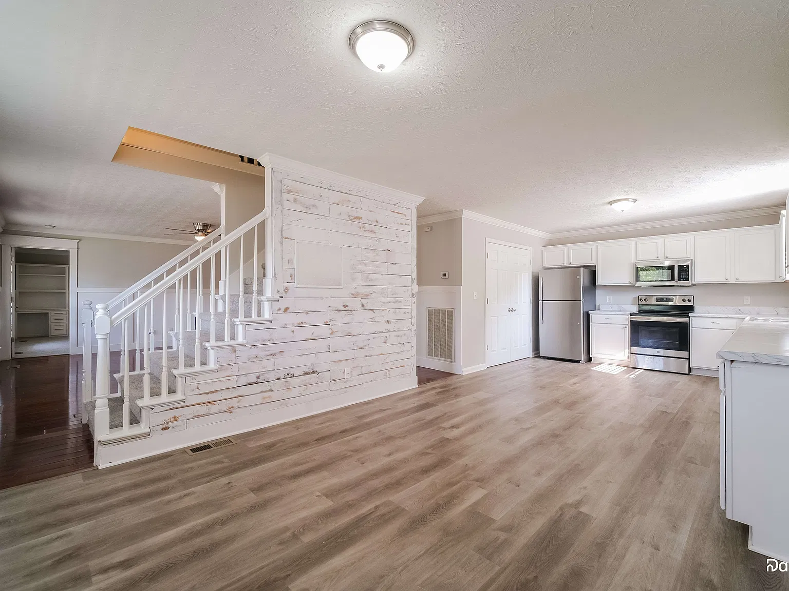 4 bed, 2.5 bath, 2408 sqft, $2,875 — Photo 4
