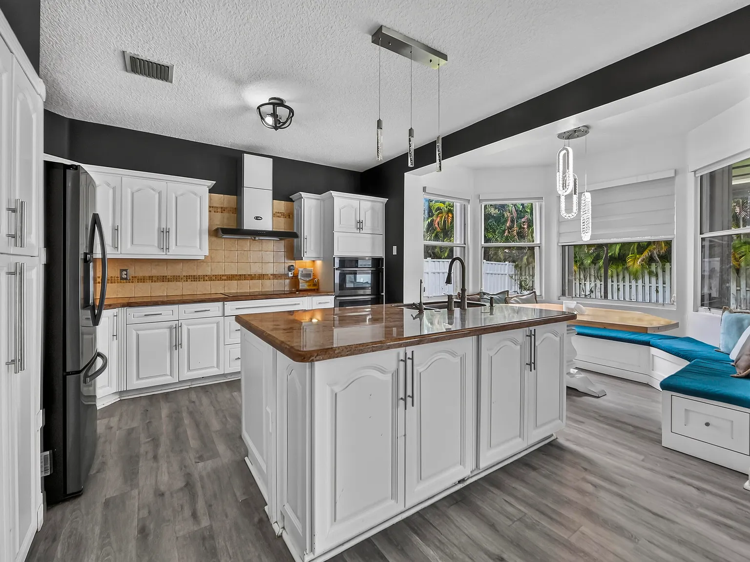 3 bed, 3.0 bath, 2504 sqft, $4,900 — Photo 3