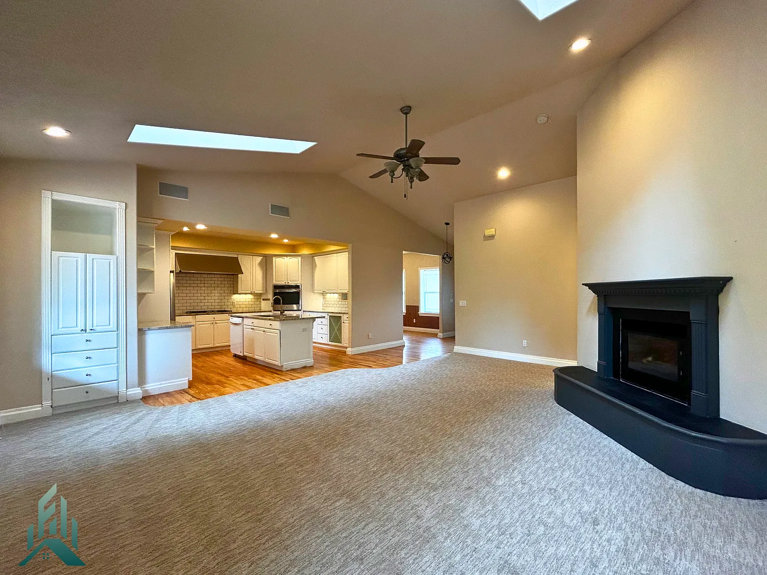 3 bed, 2.5 bath, 1928 sqft, $2,895 — Photo 3