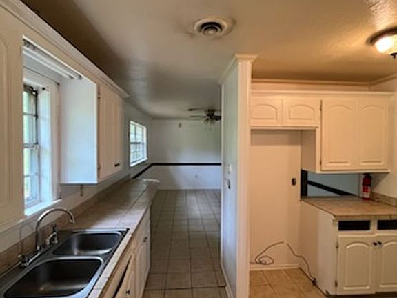 2nd image of 3219 Lakewood Dr