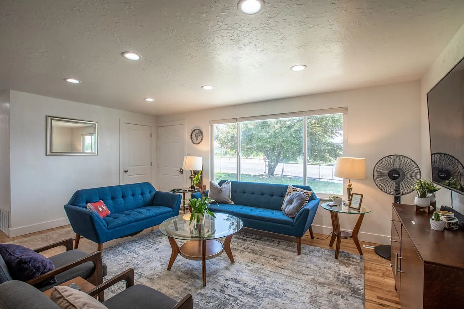 3 bed, 1.0 bath, 1097 sqft, $3,511 — Photo 1