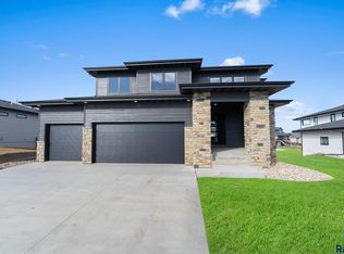 7404 E Shadow Pine Cir, Sioux Falls, SD 57110