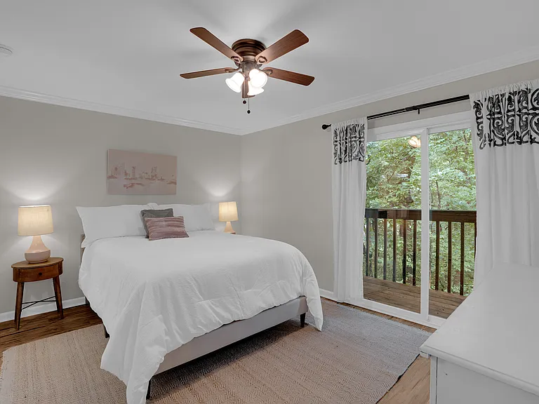 323 Edgewater Ln — Photo 15