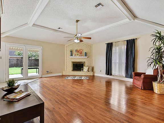 3rd image of 206 Sleepy Hollow Dr